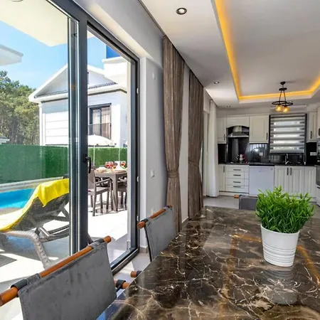 Villa Violet - 4 Bedroom Holiday Villa In Oeluedeniz *